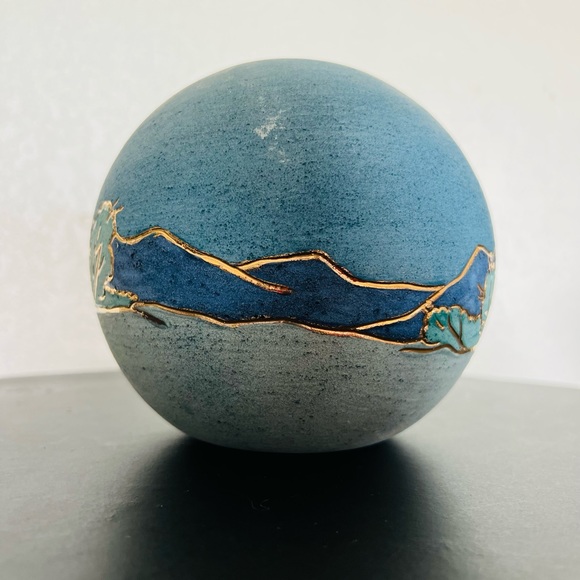 Vera Russell Southwestern Pottery with 22k Gold Inlay Trim Accents 1987: Signed - Picture 5 of 10